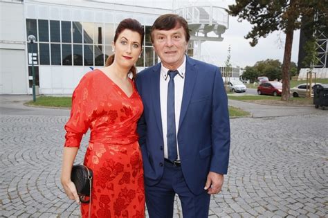 Pavel trávníček (70) nyní poprvé veřejně přiznal, že s manželkou monikou (35) prožívají krizi! Láska věk přenáší: Komu to klape i přes velký věkový ...