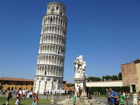 La Torre De Pisa Está Edificada En Un Bello Estilo Románico Pisano