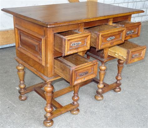 Antiker schreibtisch aus dem 19. Sehr kleiner barocker Miniatur - Schreibtisch, Nussbaum ...