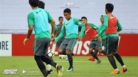 Febri hariyadi (19 şubat 1996 doğumlu) endonezyalı bir profesyoneldir futbolcu kim olarak oynuyor kanat oyuncusu için lig 1 kulüp. Agenda Timnas Padat, Ini Harapan Febri Hariyadi untuk ...