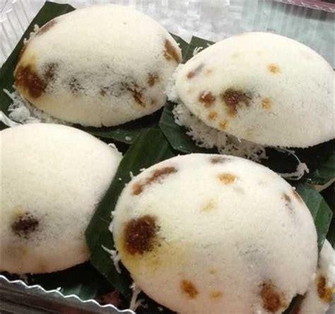 Putu piring is a round, steamed rice cake filled with melted palm sugar or gula melaka, and eaten with freshly grated coconut. Famous local food in Malacca, Putu Piring Tengkera | Food ...