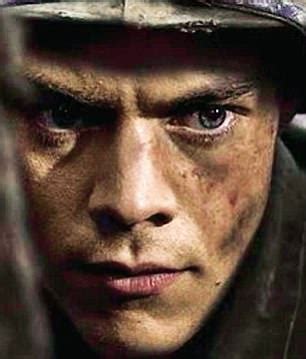 Alex and tommy talk on the train back home, through the aftershock of the battle. The making of movie epic Dunkirk | Daily Mail Online