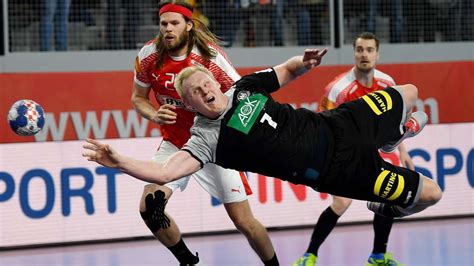Modern handball is played on a court. Handball-EM: Deutschland verliert gegen Dänemark 25:26 ...
