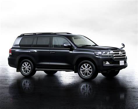 2016 Toyota Land Cruiser Facelift Side Launched Press Image