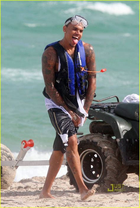 Chris Brown Shirtless Miami Beach Bum Photo 2478442 Chris Brown
