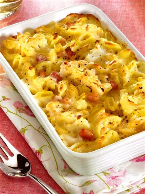 Maccheroni) is dry pasta shaped like narrow tubes. Maccheroni al forno con cavolfiore e formaggio | Ricetta ...