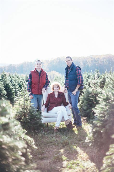 Were welcomed by a christmas tree with gifts which was a lovely thought. Hill family Christmas tree farm photo shoot. | Christmas ...