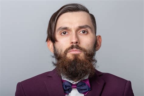 Estilo Popular E Retrato Do Conceito De Moda De Um Homem Bonito Barbudo