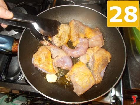 Dividete il petto di faraona a metà e cuocete le due parti in padella spegnete il fuoco e lasciate riposare in padella per 5 minuti. faraona a pezzi - ricette anatra faraona - ricetta faraona