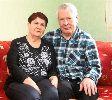 Ein langärmliges elfenbeinfarbenes hochzeitskleid mit modernem und femininem schnitt. Blumberg: Wir genießen das Beisammensein - Blumberg ...