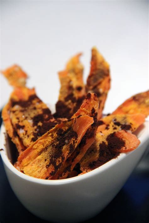 Menu de Pâques chips de carotte au cacao et moutarde au piment d
