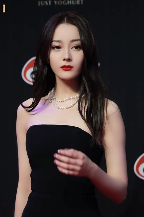 #微博之夜阵容曝光#青春女团the9玩起接力问答小游戏也完全不会卡壳，默契度真的厉害了 !大声回答小夜，the9的9是哪两个相同的数字相乘？没错，就是3 ️3!距离2020#微博之夜#还有3天!点击o微博之夜 预约直播，2月28日，@the9官博 在盛典等着你! 2020迪丽热巴微博之夜_高清图片大全-爱豆APP