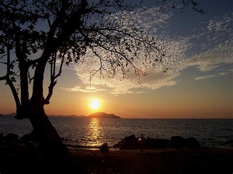 Pantai pasir panjang merupakan sebuah obyek wisata andalan di kota singkawang yang telah banyak dikenal wisatawan. Pantai Pasir Panjang Singkawang ~ Bumi Nusantara