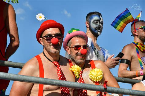 las fotos del colorido desfile del orgullo gay en madrid hechas por un castellano manchego enclm