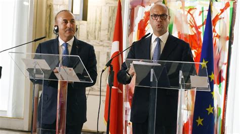 Adalet ve kalkınma partisi kurucu üyelerinden olan mevlüt çavuşoğlu'nun eşi hülya çavuşoğlu'dur ve bu evliliğinden bir evladı vardır. Mevlüt Çavuşoğlu: Açlık grevindekileri masum göstermek ...