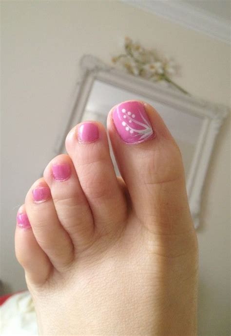 Pretty And I Might Be Able To Actually Do This Pink Toe Nails Toenail Art Designs Toe Nails