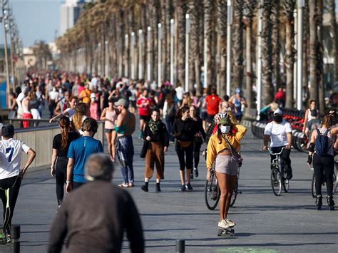 La gente toma las calles en el primer día de paseos y deporte Nadie respeta nada