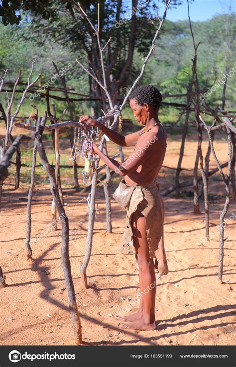 Femme Locale Dans Le Village De Bushmen — Photo éditoriale © Yurybirukov 163551190