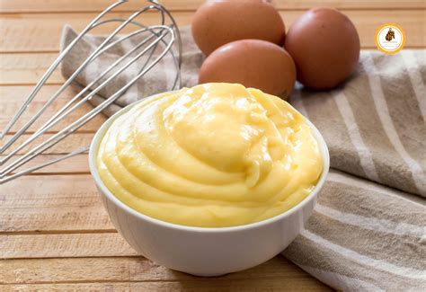 Procedimento per crema pasticcera separate i tuorli dagli albumi e versateli direttamente in un pentolino dal fondo arrotondato, tipo polsonetto. COME FARE LA CREMA PASTICCERA in casa buona come in ...