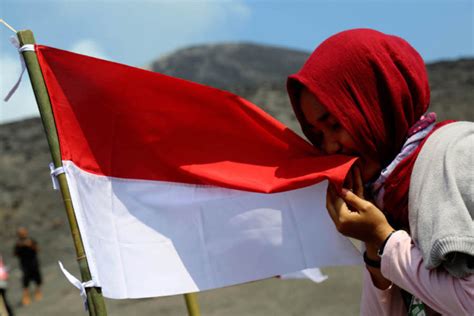 Jul 22, 2021 · pada bendera gerakan pramuka menggunakan warna merah. Bendera Merah Putih (GAMBAR, ARTI, SEJARAH, MAKNA, UKURAN)