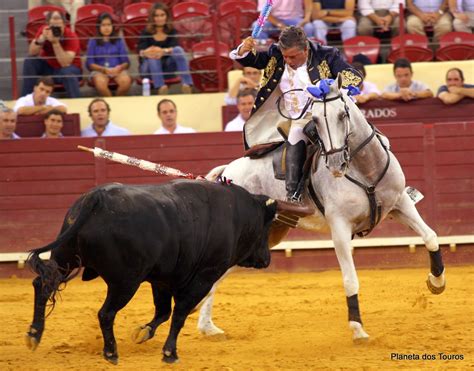 The institution of bullfighting is a great portuguese tradition. PLANETA DOS TOUROS - Para Aficionados: Campo Pequeno, 26 ...