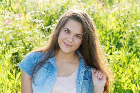 900 x 582 png 674 кб. 15-jarig meisje met lang bruin haar op zomer glade ...