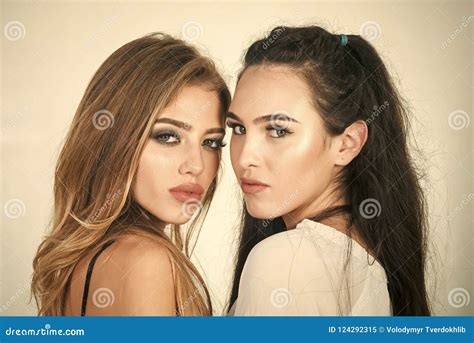 Mujeres Atractivas Con El Pelo Largo Lesbiana Imagen De Archivo Imagen De Haircut Morena