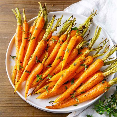 Place on a tray, drizzle with oil, sprinkle with salt and pepper, toss. Easy Roasted Carrots with a Honey Garlic Glaze | Paleo Grubs