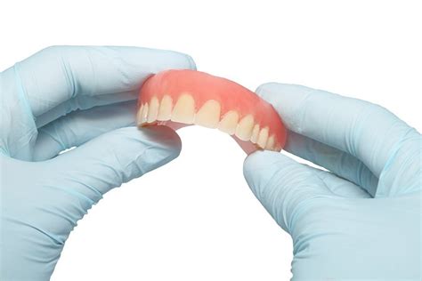 Cómo Pegar Tu Prótesis Dental Para Que No Se Mueva Enbata Dental