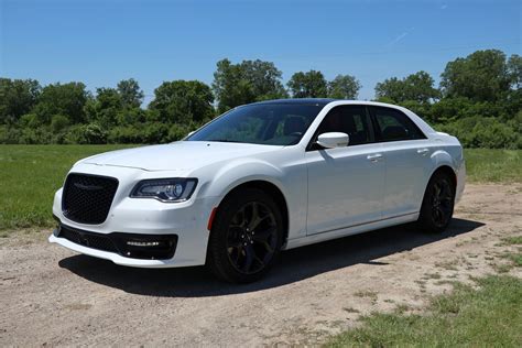 Quick Spin 2020 Chrysler 300 Driving
