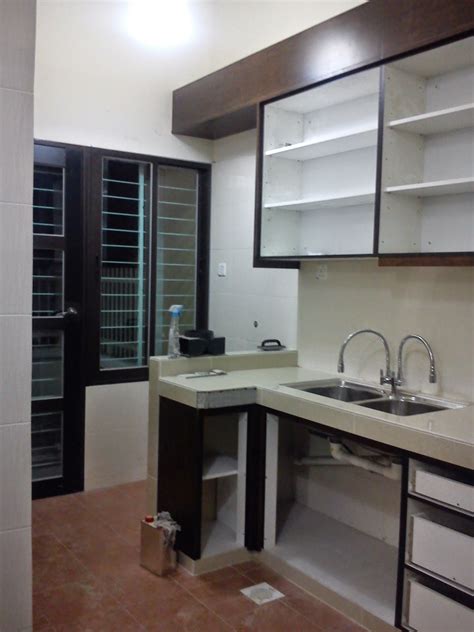 Selain fungsional, tampilan kabinet dari kayu ini juga membuat suasana dapur terasa. Desain Properti Dapur Kecil 2014 | Desain Properti Indonesia