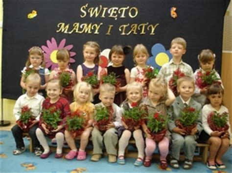 Do mikrofonu podchodzi córka 1 i córka 2. Dzień Mamy i Taty - Wydarzenia - Wydarzenia - Społeczność ...