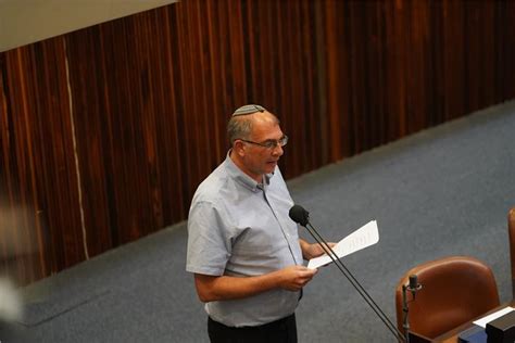מיקי לוין , 14:44 ,6/11/2012. הוגשו 61 חתימות להחלפת לוין - ח"כ אורבך מימינה נסוג מהמהלך