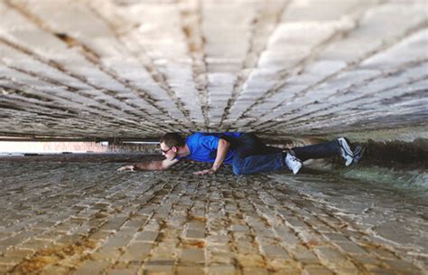 15 Creative Forced Perspective Photographs
