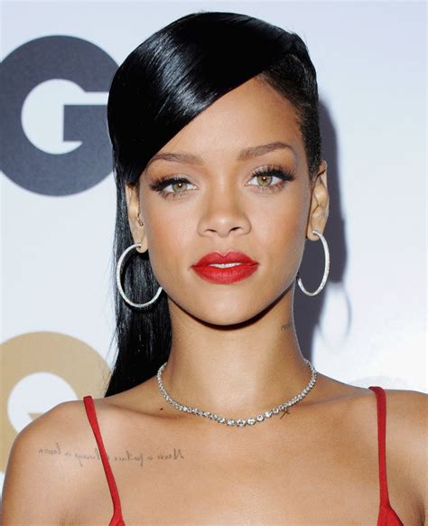 Rihanna S Complete Beauty Evolution In 60 Looks Rihanna Rihanna Makeup Rihanna Awards