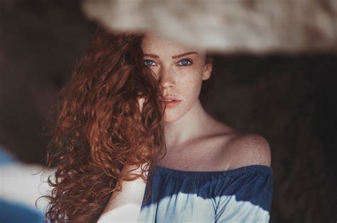 Фото женщина модель портрет длинные волосы голубые глаза брюнетка голые плечи глядя на