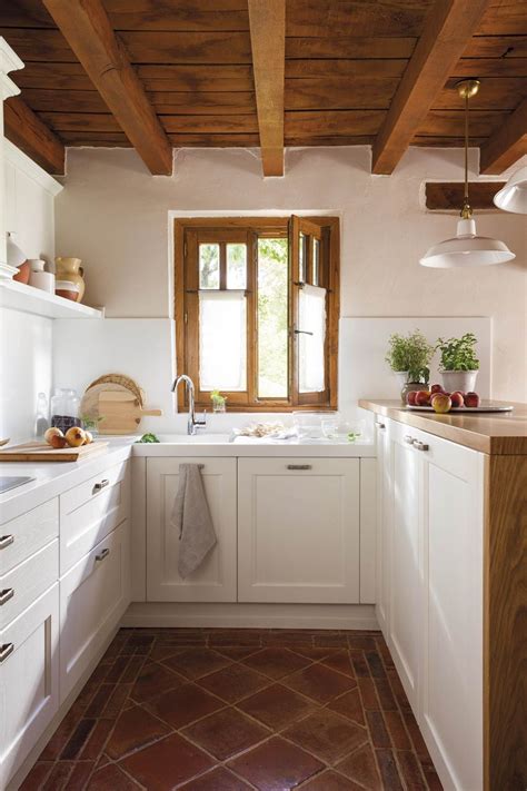 Entre los colores que más se llevan para este tipo de cocinas, al margen del marrón, tenemos que mencionar el gris. Una cocina mini bajo la escalera | Cocinas casa de campo ...
