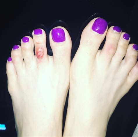 발 = leg 벗다 = remove 발 벗다 = be barefooted. 아이돌 이슈 - 구두 신고 공연한 현아 발.jpg 헐... 사진만 봐도 내 ...