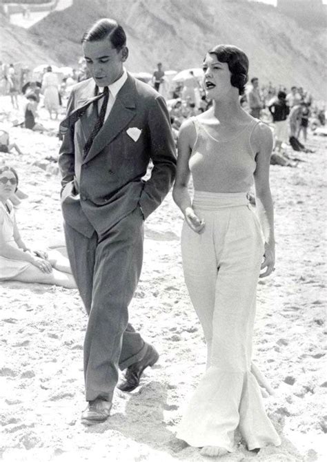 A Couple Walking On The Beach 1920s Glamour Of Yesteryear 1930er