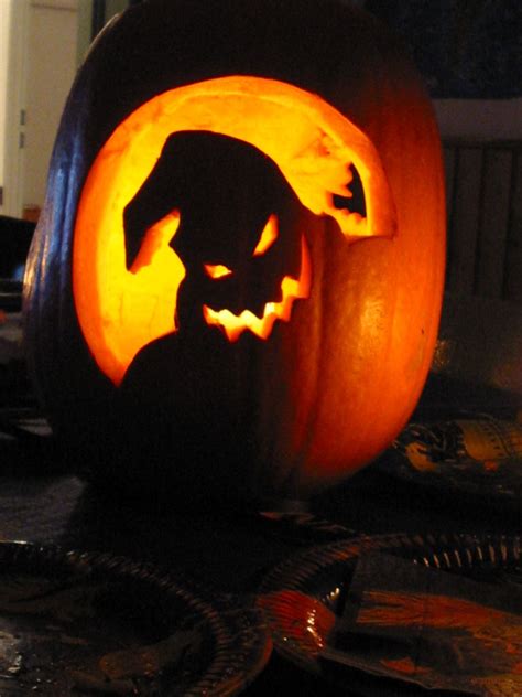 Hier findest du fünf kostenlose motive für deinen kürbis zum ausdrucken citrouille #halloween | Kürbisse schnitzen, Halloween kürbis schnitzen, Halloween kürbis ...