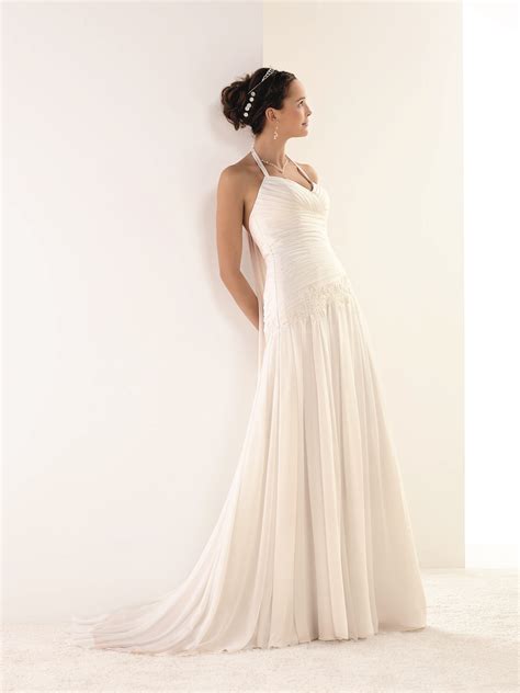 Dans ce cas, on opte pour une robe fluide et longue qui affinera la silhouette. MELLE APOLINE Robe de mariée fluide en mousseline ...