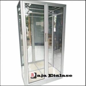 Tips memilih lemari baju di kamar yang kecil ditentukan juga oleh jumlah orang yang tinggal di kamar. Lemari Pakaian Gantung | 082137935724 Produsen Etalase