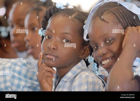 Grupo De Escolares Haitianos Hermosa Negro En Azul Uniforme Escolar Fotografía De Stock Alamy