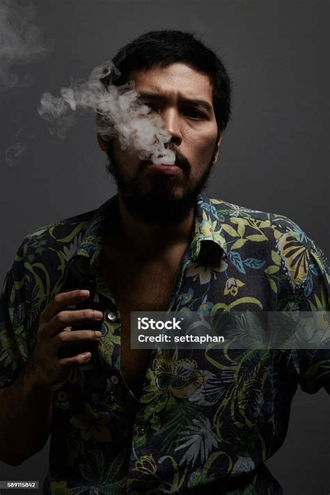 회색 배경에 전자 담배를 흡연 남자 담배에 대한 스톡 사진 및 기타 이미지 담배 사진 이미지 성인 Istock