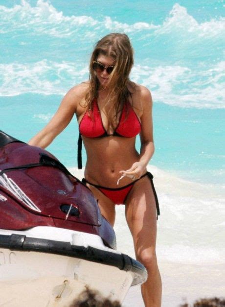 Fergie On The Beach 10 Photos Izismile Com