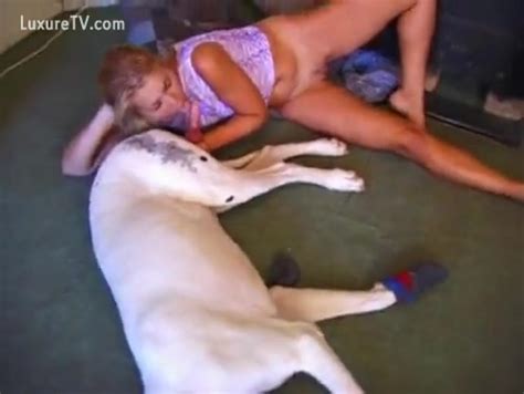 Blonde Wench Makes Out With A Sleeping Mutt Xxx Femefun
