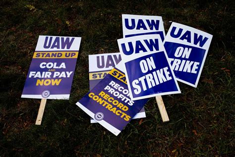 Uaw Reaches Tentative Agreement With Stellantis Expands Strike Against Gm