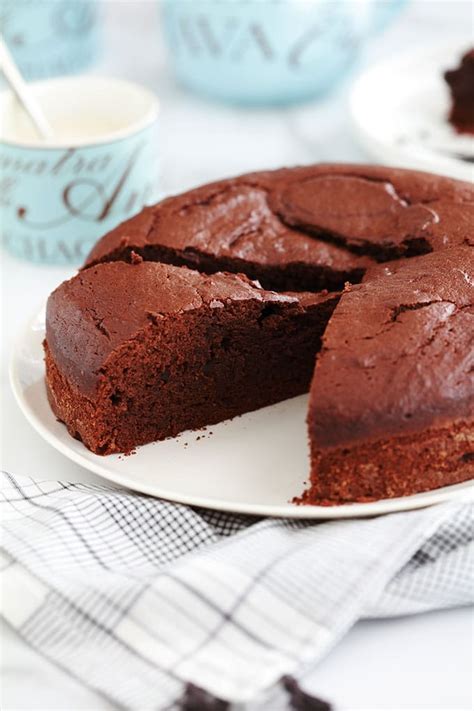 Le centre du gâteau devrait être coulant. Gateau au yaourt au chocolat - Cuisine Culinaire