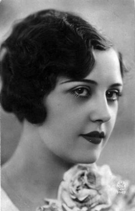 There are hundreds of 1920s hair tutorials online and on youtube. Hairstyles 1920s