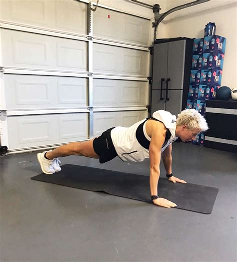 Carrie Underwoods Trainer Erin Oprea Shares The 4 Best Moves To Tone